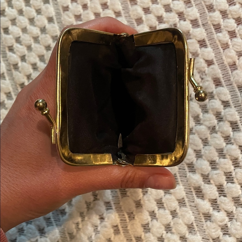 NWOT Vintage Black Leather Coin/Cigarette Purse with Gold Kiss Lock Closure. - Picture 8 of 12